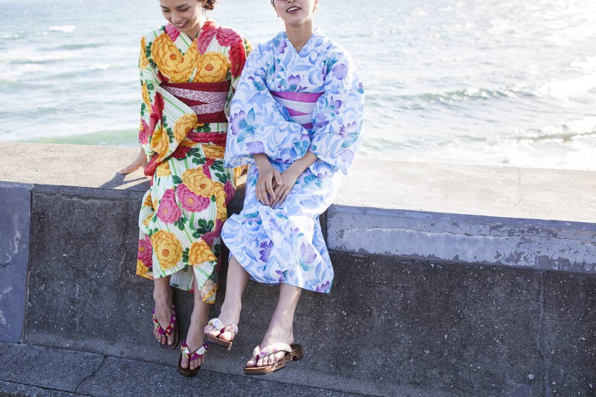 海岸で浴衣を着た女性二人組